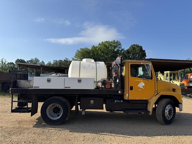 Image of Freightliner FL70 equipment image 4