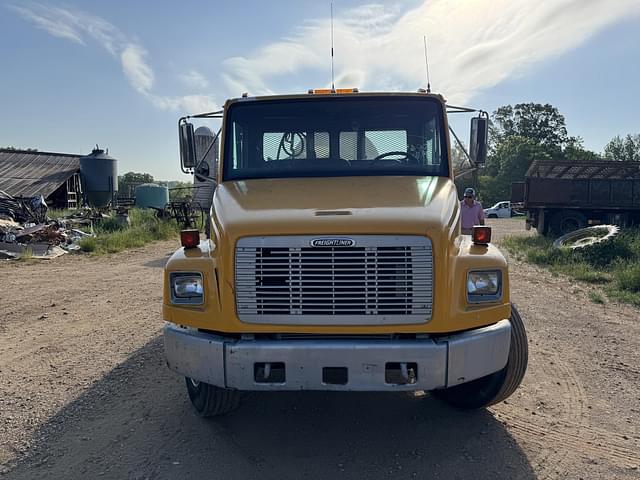 Image of Freightliner FL70 equipment image 2