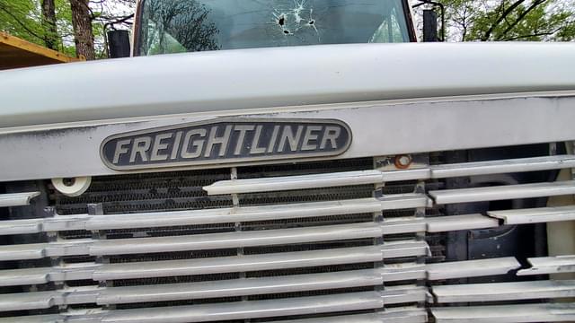 Image of Freightliner FL70 equipment image 2