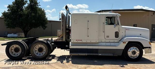 Image of Freightliner FLD equipment image 3