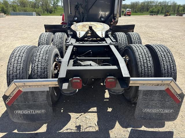 Image of Freightliner FLD112 equipment image 3