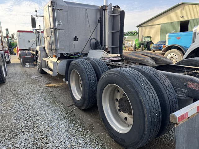 Image of Freightliner FLD120 equipment image 2