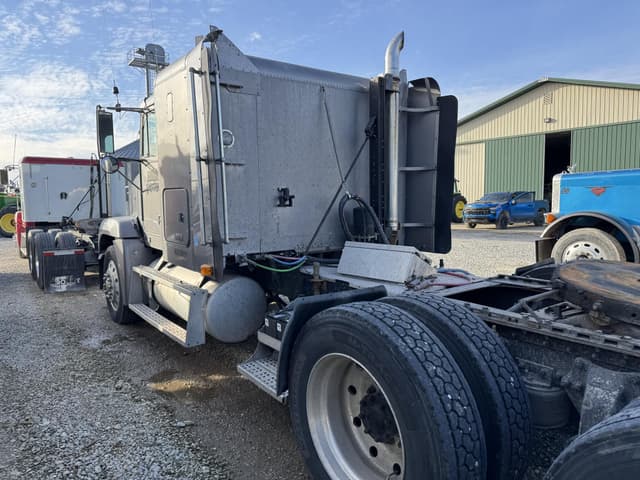 Image of Freightliner FLD120 equipment image 3