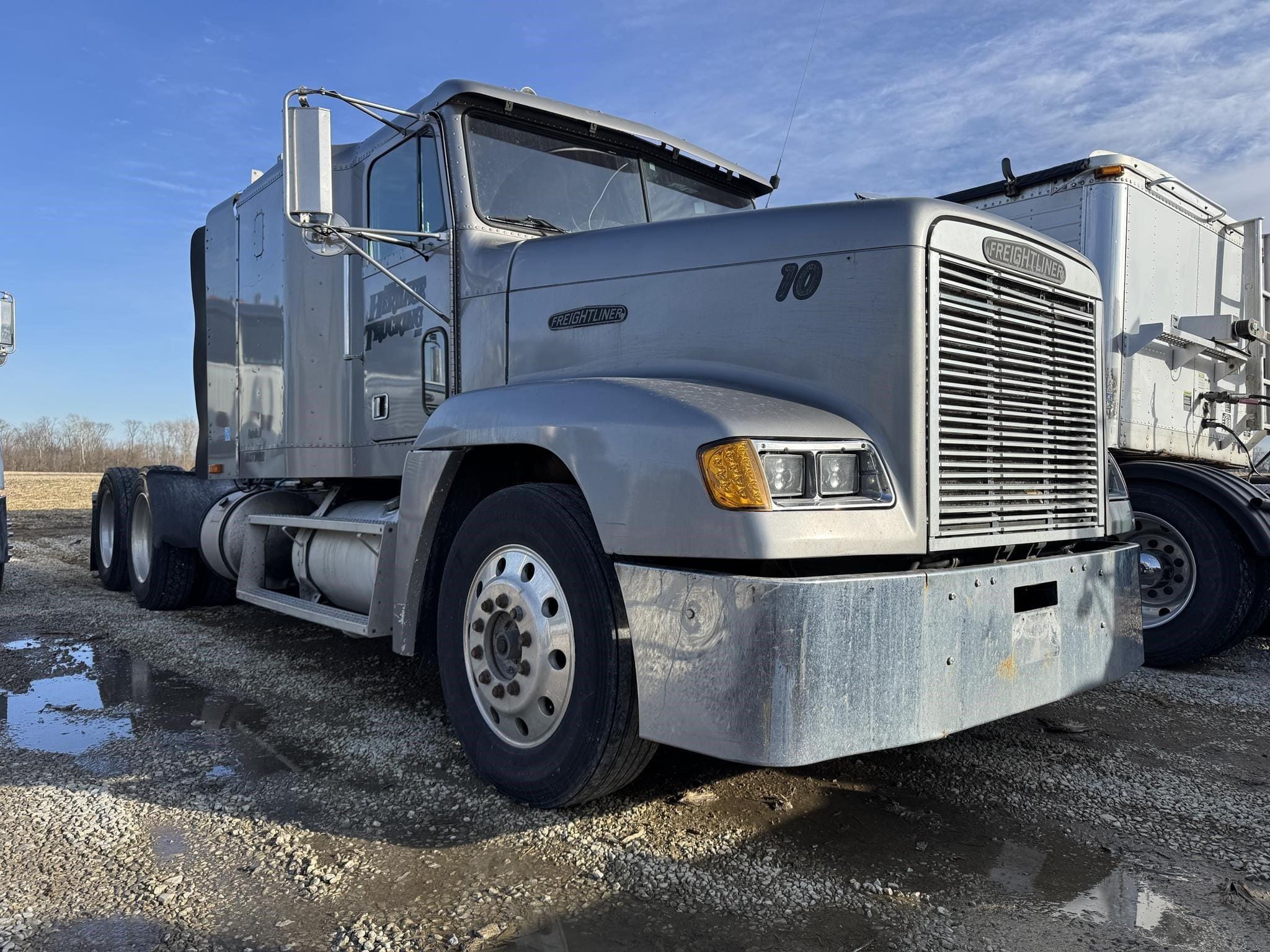 1992 Freightliner FLD120 Equipment Image0
