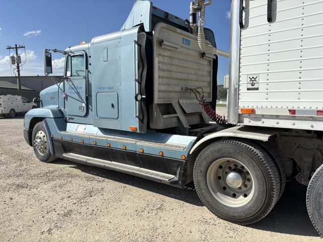 Image of Freightliner FLD120 equipment image 2