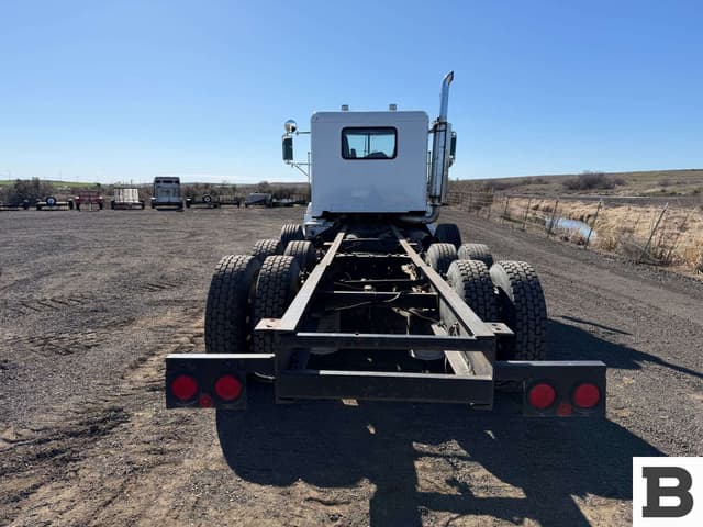 Image of Freightliner FLD120 equipment image 4