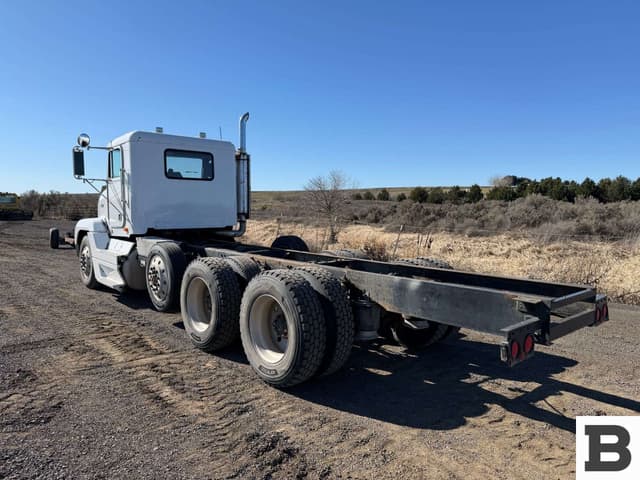 Image of Freightliner FLD120 equipment image 3