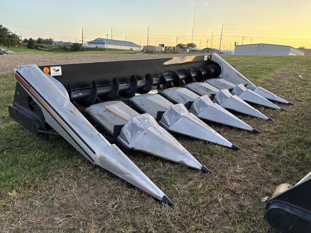 Image of Gleaner Hugger 630 equipment image 2