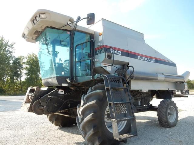 Image of Gleaner R42 equipment image 1