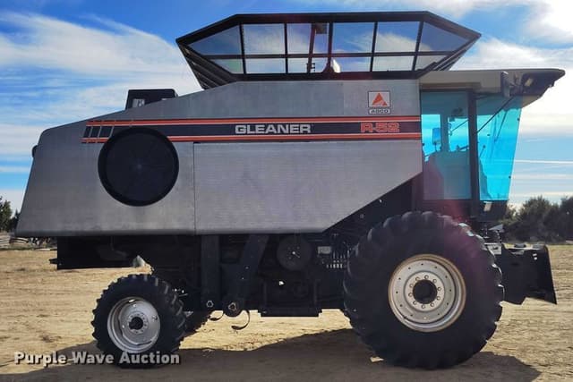 Image of Gleaner R52 equipment image 3