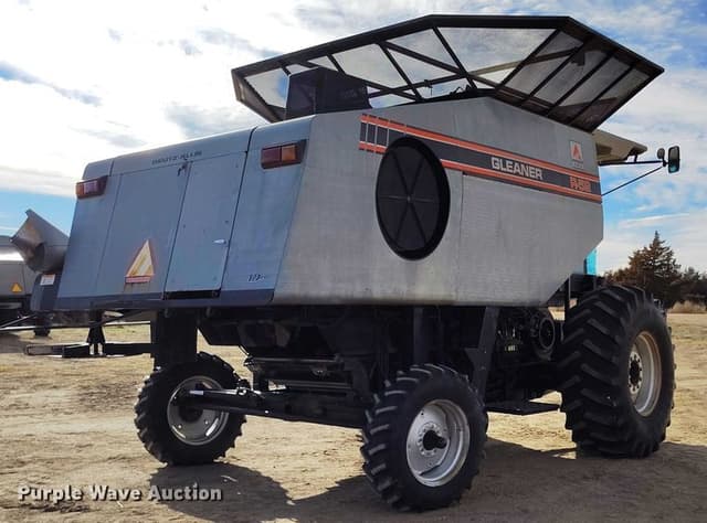 Image of Gleaner R52 equipment image 4