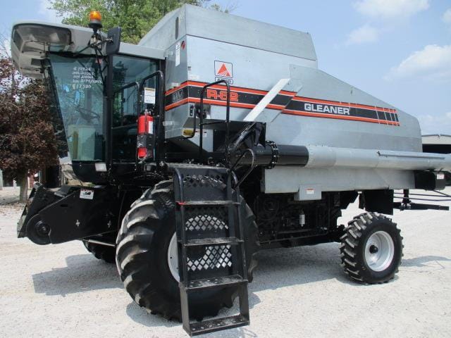 Main image Gleaner R62
