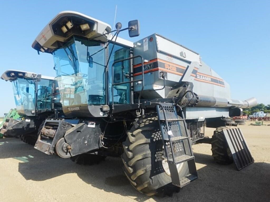 1992 Gleaner R62 Equipment Image0