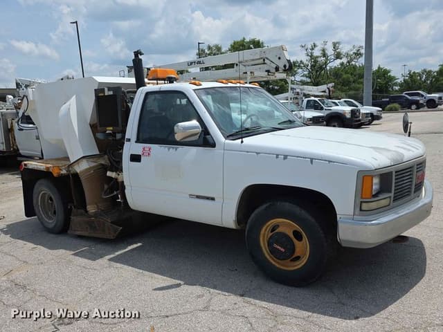 Image of GMC Sierra C3500 equipment image 2
