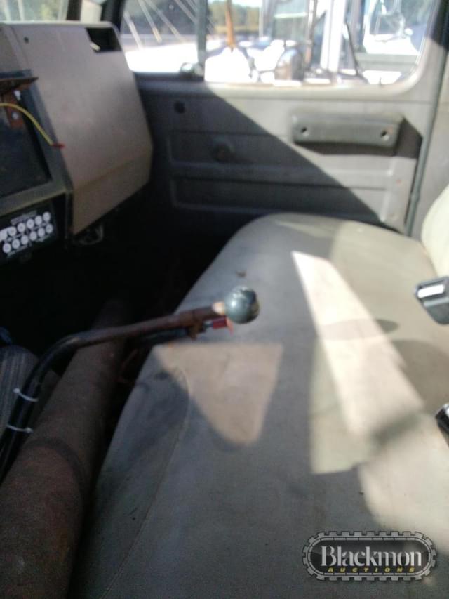 Image of International 4700 equipment image 4