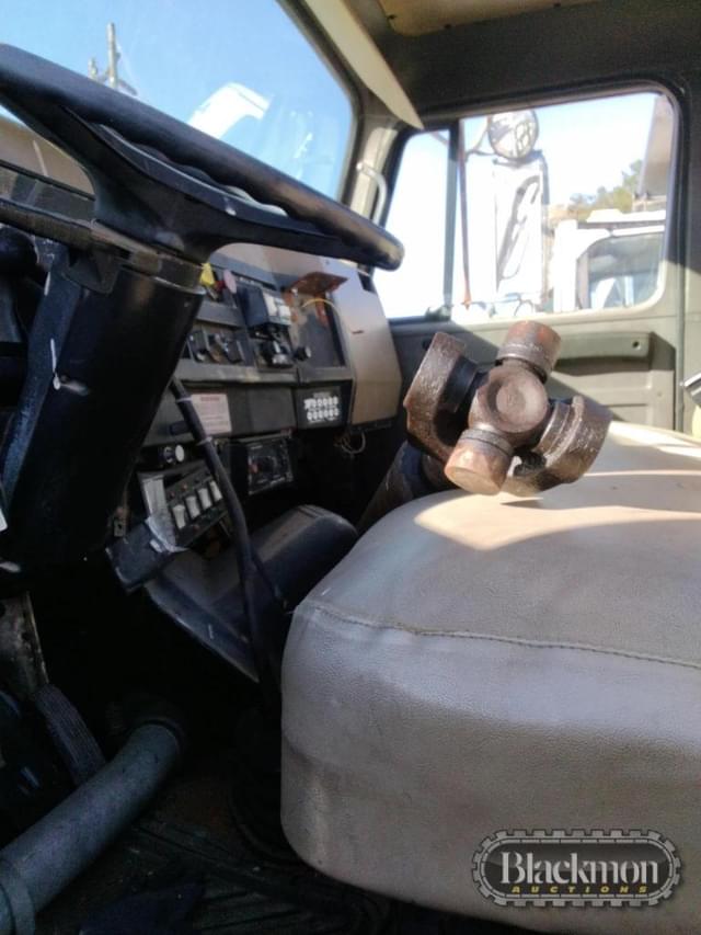 Image of International 4700 equipment image 3