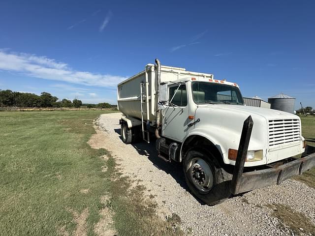 Image of International 4900 equipment image 3