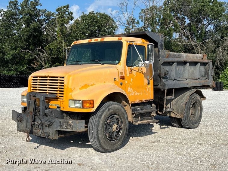 1992 International 4900 Equipment Image0