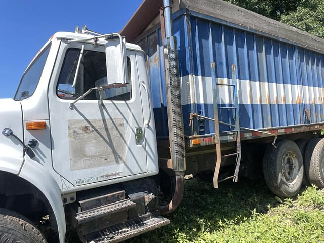 Image of International 4900 equipment image 3