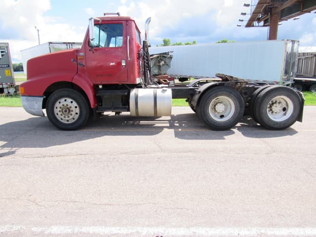 Image of International 8200 equipment image 4