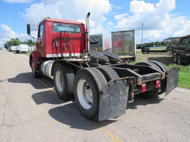 Image of International 8200 equipment image 3