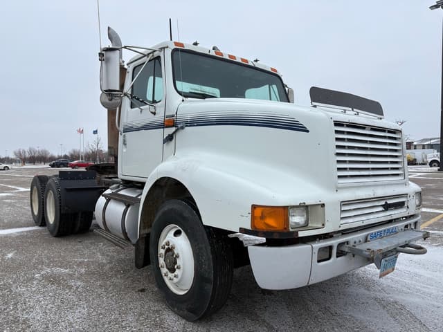 Image of International 8200 equipment image 2