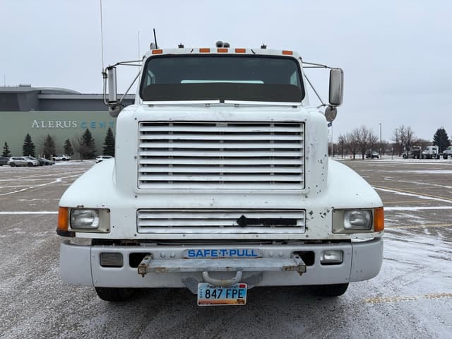 Image of International 8200 equipment image 1