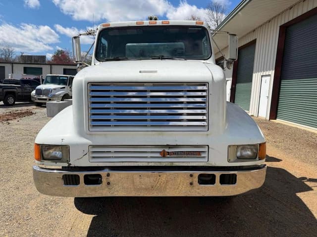 Image of International 8200 equipment image 4