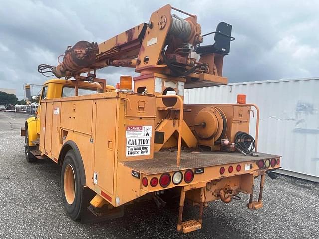 Image of International 4900 equipment image 3