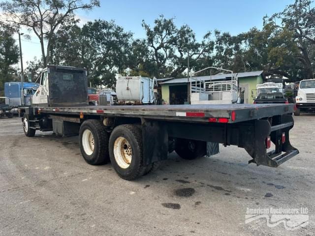 Image of International 4900 equipment image 3