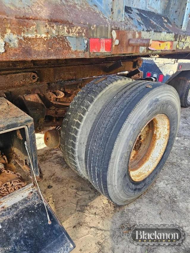 Image of Ford F-700 equipment image 2