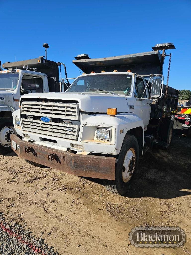 1992 Ford F-700 Equipment Image0