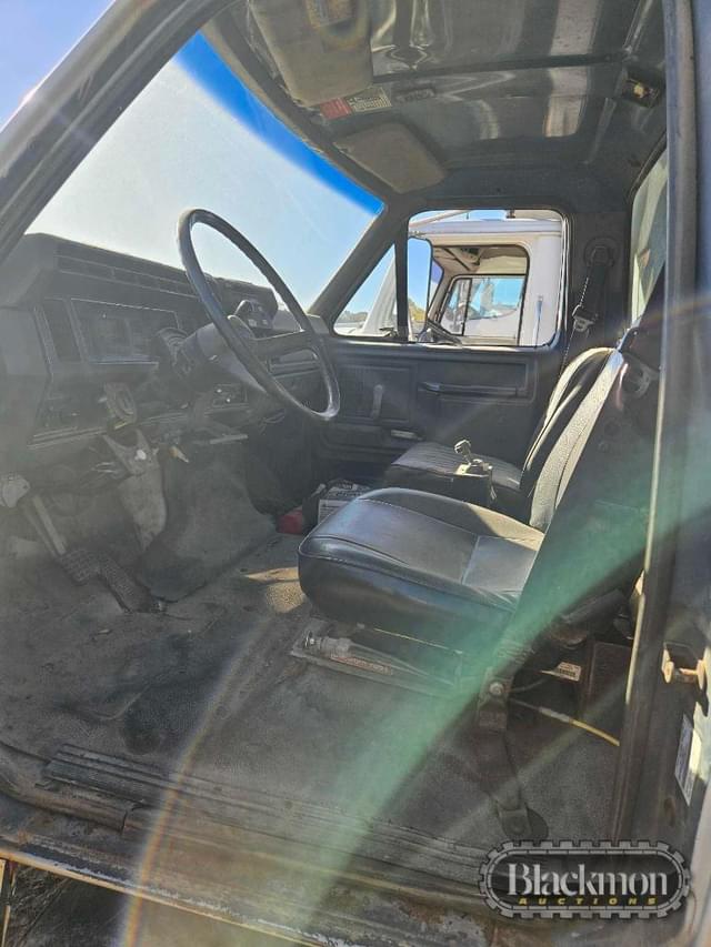 Image of Ford F-700 equipment image 3