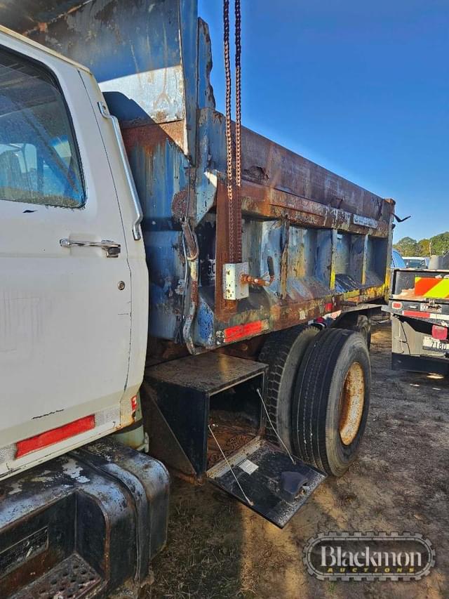 Image of Ford F-700 equipment image 1