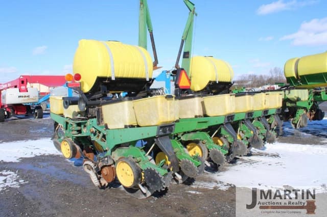 Image of John Deere 7200 equipment image 1