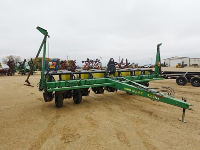 Image of John Deere 7200 equipment image 1