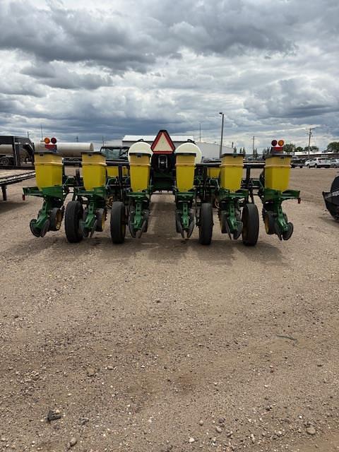 Image of John Deere 7200 equipment image 1