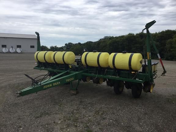Image of John Deere 7200 equipment image 2