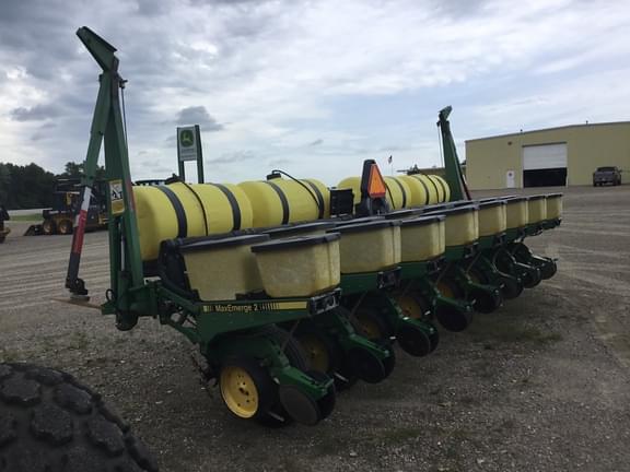 Image of John Deere 7200 equipment image 3