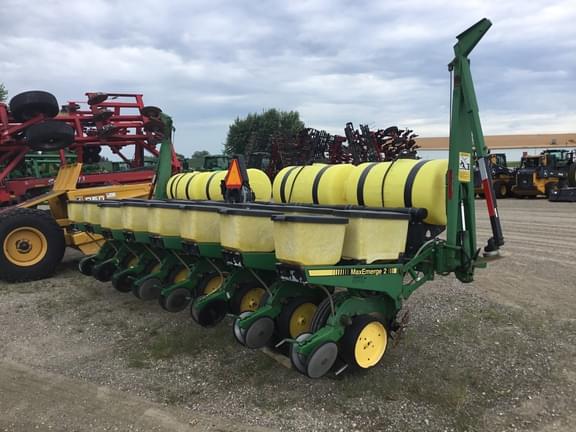 Image of John Deere 7200 equipment image 1