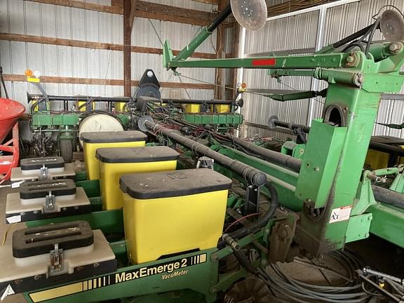 Image of John Deere 7200 equipment image 1