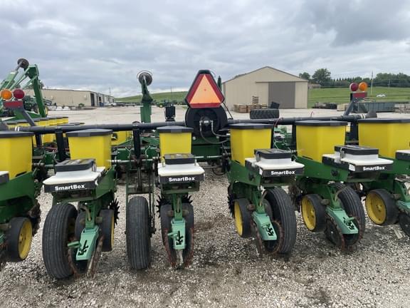Image of John Deere 7200 equipment image 3