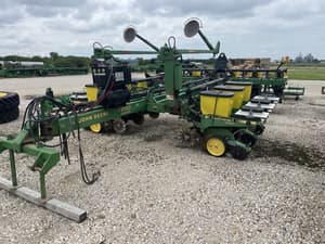 1992 John Deere 7200 Image