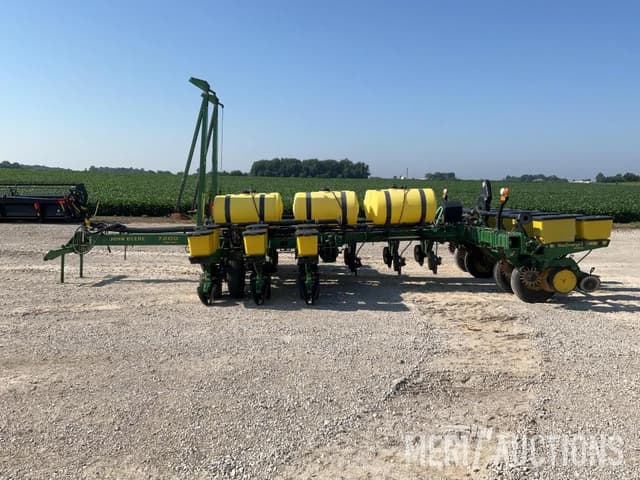 Image of John Deere 7200 equipment image 1