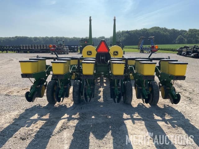 Image of John Deere 7200 equipment image 2
