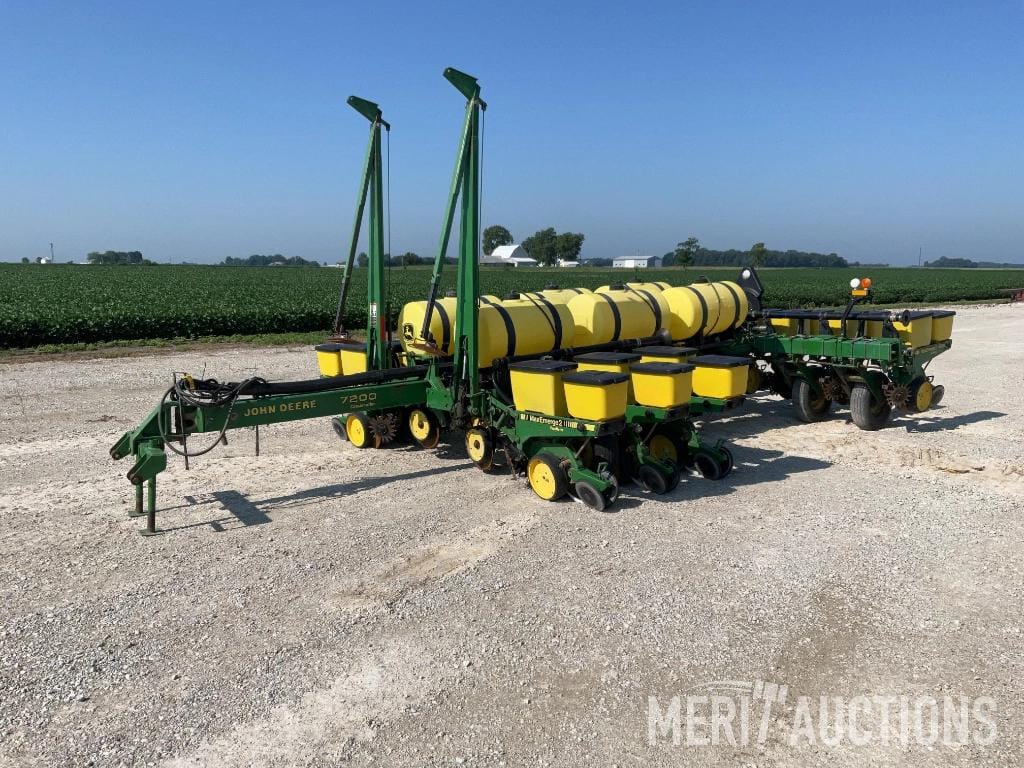 1992 John Deere 7200 Equipment Image0