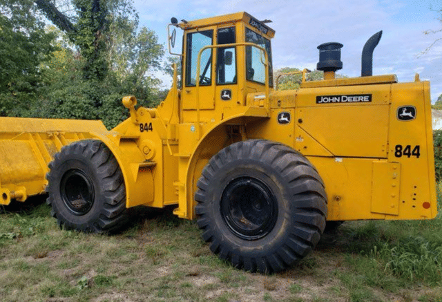 Image of John Deere 844 equipment image 1