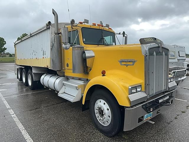 Image of Kenworth W900B equipment image 1