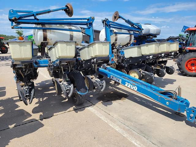 Image of Kinze 2200 equipment image 3