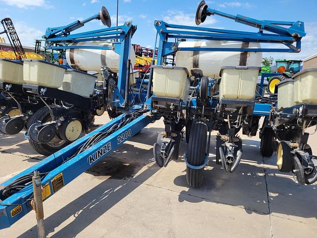 Image of Kinze 2200 equipment image 2